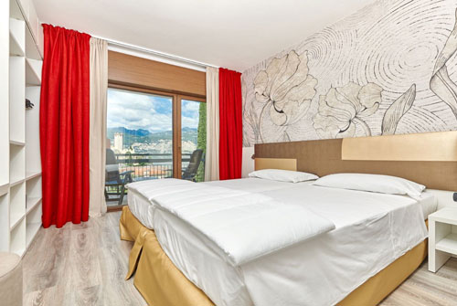 Matrimoniale Superior con balcone e vista lago parziale: una vista che non potrai scordare