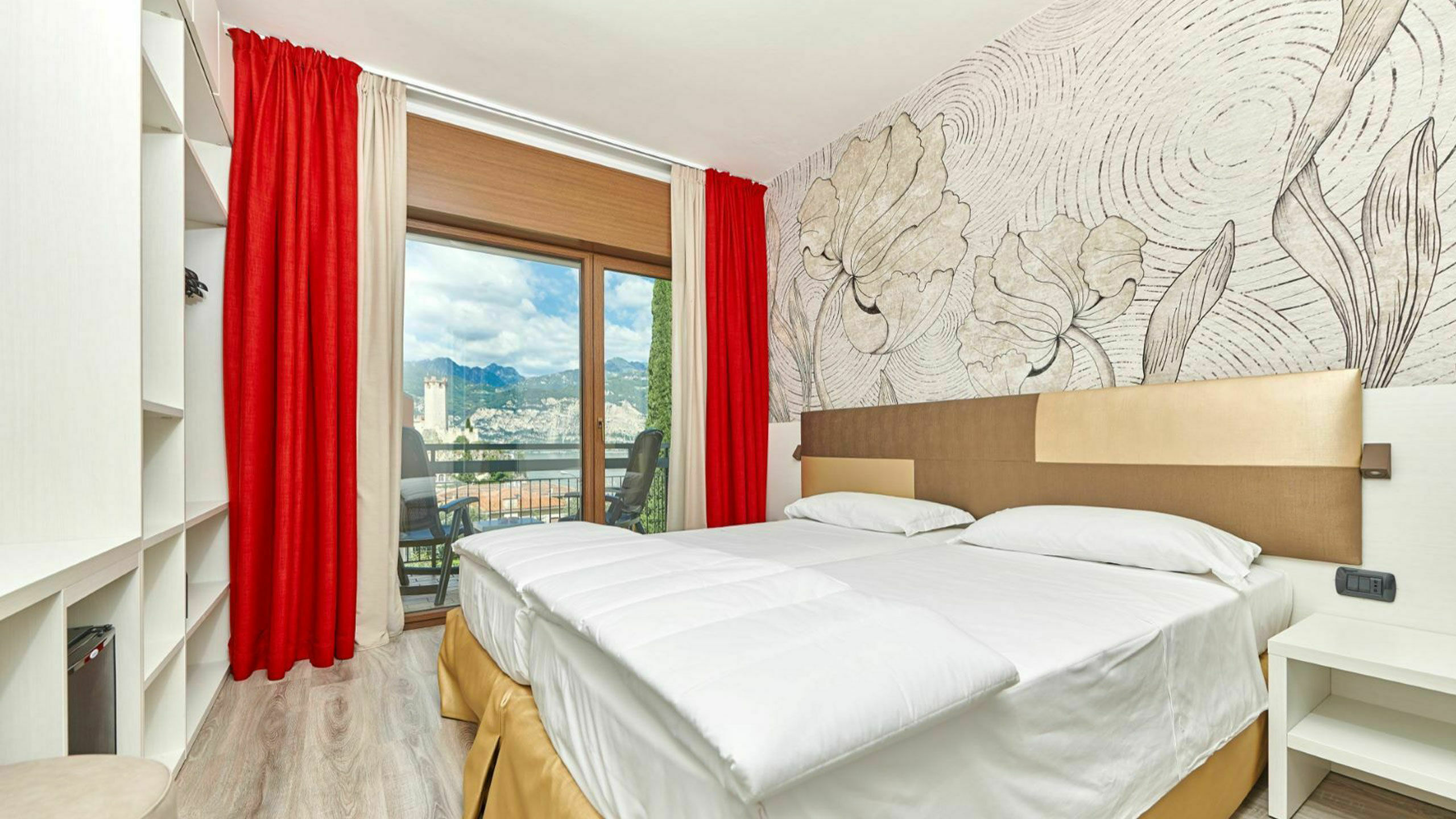 Hotel a Malcesine - Hotel Catullo 3 stelle superior Lago di Garda HOTEL CATULLO - G.A.M. di Valle M. & C. snc  | Matrimoniale superior con balcone e vista lago parziale