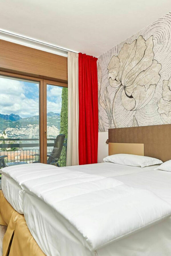 Hotel a Malcesine - Hotel Catullo 3 stelle superior Lago di Garda HOTEL CATULLO - G.A.M. di Valle M. & C. snc  | Matrimoniale superior con balcone e vista lago parziale